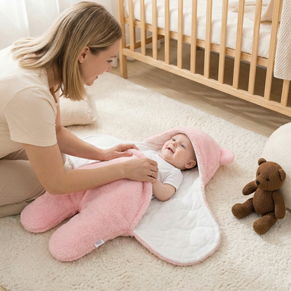 Babyfilt och pyjamas i bärdesign