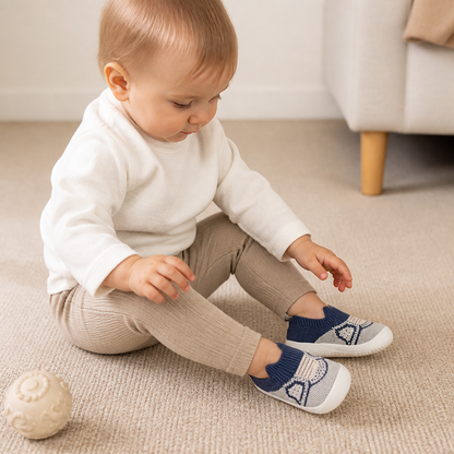 Mjuka stickade halkfria babysockskor för de första stegen