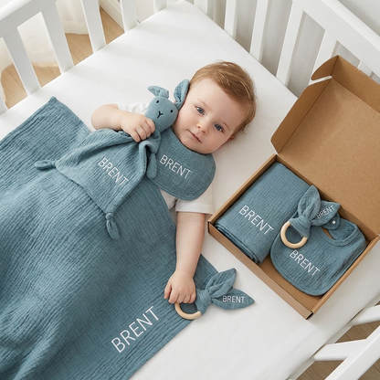 Personligt 4-delars Nyfödd Presentset – Muslin, Bitleksak och Haklapp (100% Bomull)