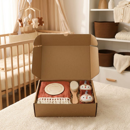 Babyvårdspresentbox – handduk, strumpor eller hårband och badborste för nyfödda